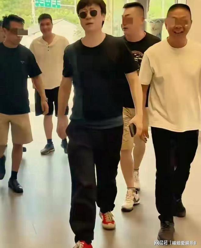 _走路戴墨镜有必要吗_走路戴墨镜奇怪吗