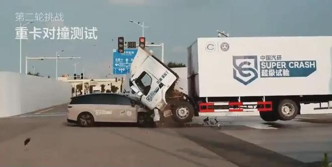 _李想回应“再撞乘龙卡车”_李想回应“再撞乘龙卡车”