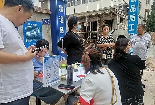 教育局突调500名小学老师去高中，老师连夜打包，孩子在门口等妈__教育局突调500名小学老师去高中，老师连夜打包，孩子在门口等妈