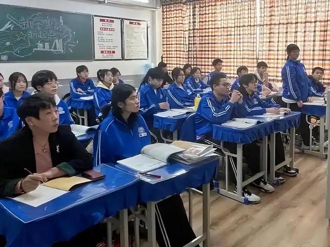 教育局突调500名小学老师去高中，老师连夜打包，孩子在门口等妈_教育局突调500名小学老师去高中，老师连夜打包，孩子在门口等妈_