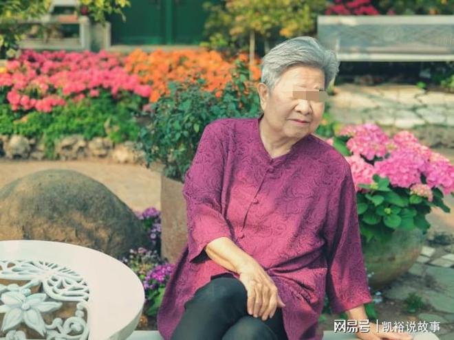 离婚二十年，我出差经过前岳母家，岳母待我很不错，我决定看看她
