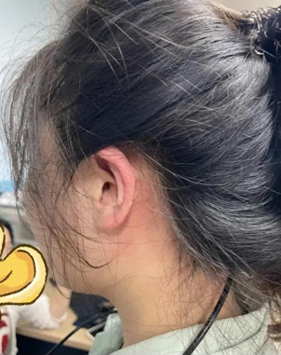 女教师要求学生背诵课文，被对方殴打，学校回应寒心。她愤而辞职