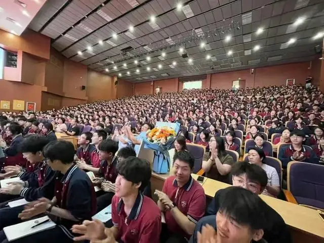 郑强教授激情开讲点燃郑州18中学子爱国报国志__郑强教授激情开讲点燃郑州18中学子爱国报国志