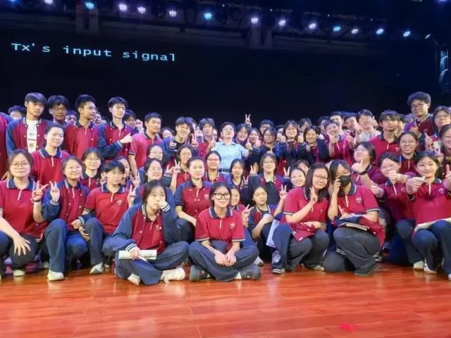 郑强教授激情开讲点燃郑州18中学子爱国报国志_郑强教授激情开讲点燃郑州18中学子爱国报国志_