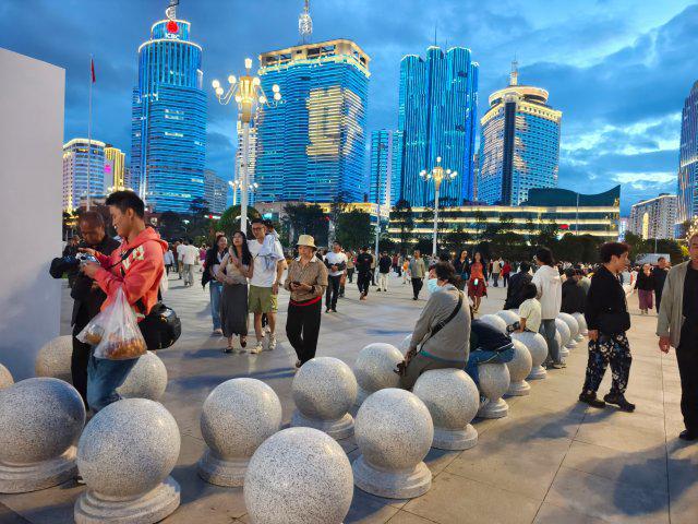 东风广场喷泉秀，昆明夜色醉游人