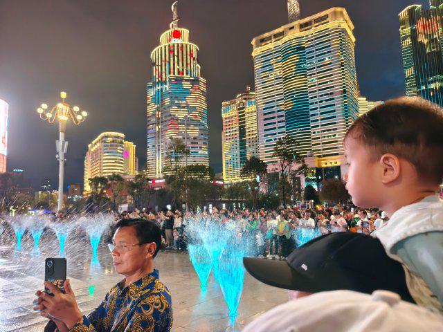 _昆明东风广场灯光秀_昆明东风广场夜景视频