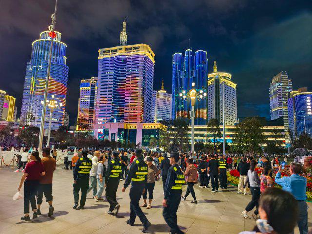_昆明东风广场灯光秀_昆明东风广场夜景视频