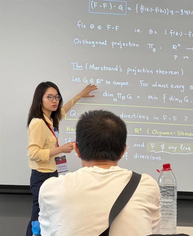 中科院院士也来参加王虹讲座，韦东奕坐在第一排听讲，这位“90后”数学女教授是什么来历？