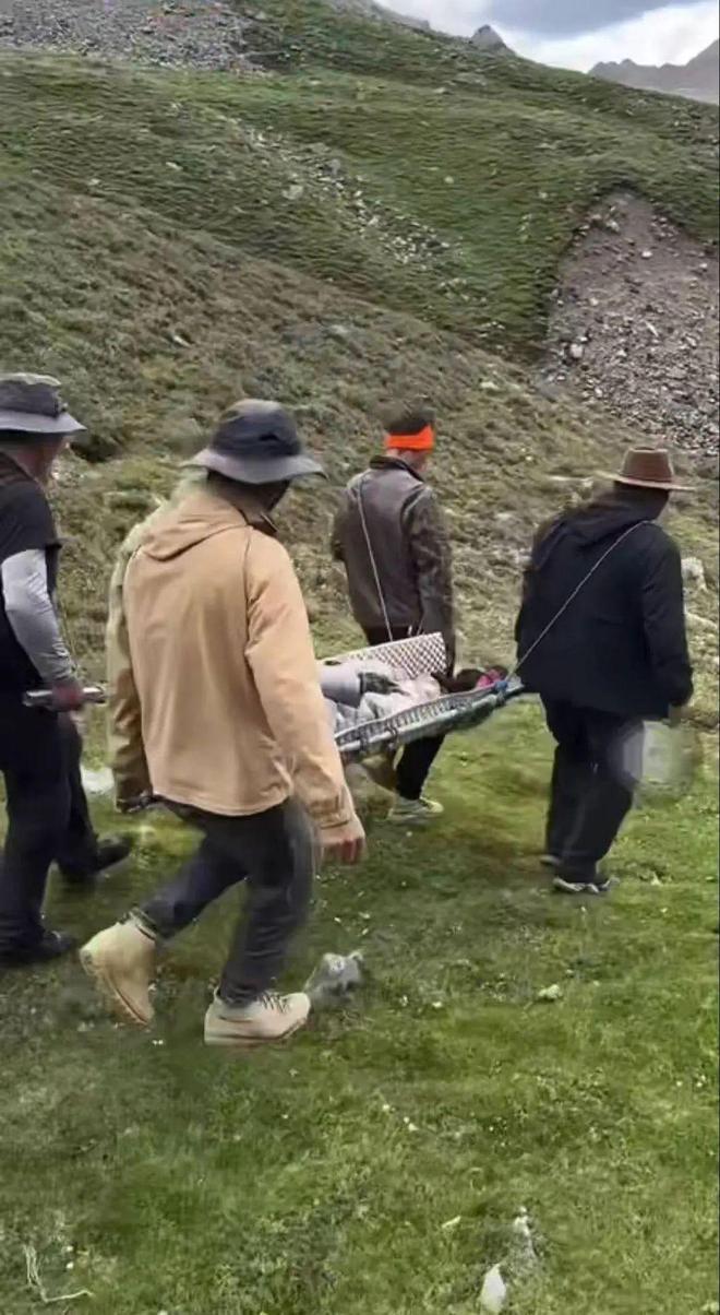博主登雪山时骨折，10个村民收费6万将其抬下山！网友热议：是否有乘人之危之嫌？__博主登雪山时骨折，10个村民收费6万将其抬下山！网友热议：是否有乘人之危之嫌？