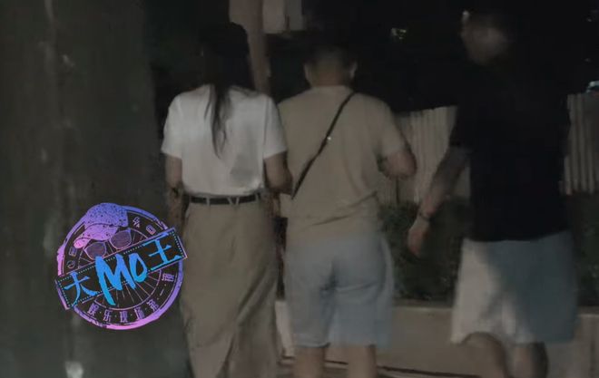 童瑶和老公聚餐被拍，路边抽烟姿势老练，大17岁王冉黑眼圈重！__童瑶和老公聚餐被拍，路边抽烟姿势老练，大17岁王冉黑眼圈重！
