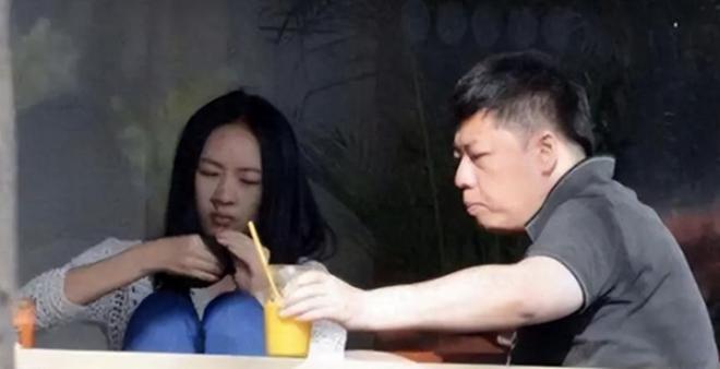 童瑶和老公聚餐被拍，路边抽烟姿势老练，大17岁王冉黑眼圈重！__童瑶和老公聚餐被拍，路边抽烟姿势老练，大17岁王冉黑眼圈重！