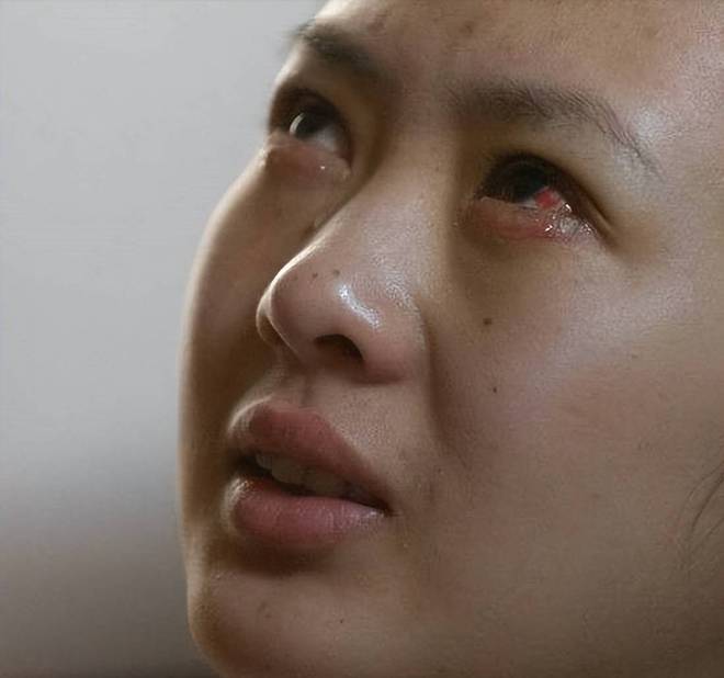 _童瑶和老公聚餐被拍，路边抽烟姿势老练，大17岁王冉黑眼圈重！_童瑶和老公聚餐被拍，路边抽烟姿势老练，大17岁王冉黑眼圈重！