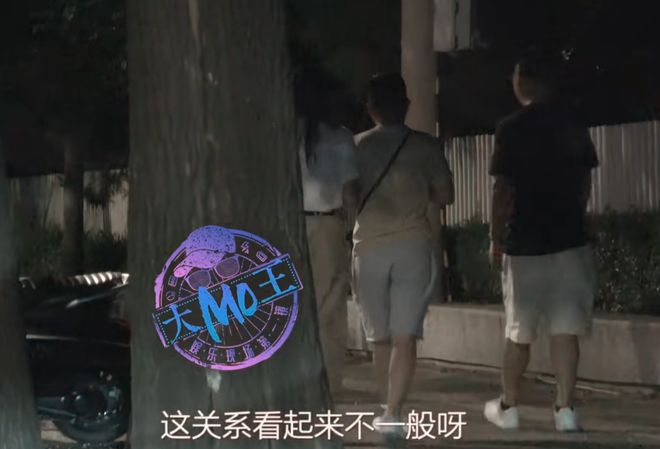 童瑶和老公聚餐被拍，路边抽烟姿势老练，大17岁王冉黑眼圈重！__童瑶和老公聚餐被拍，路边抽烟姿势老练，大17岁王冉黑眼圈重！