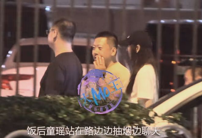 童瑶和老公聚餐被拍，路边抽烟姿势老练，大17岁王冉黑眼圈重！_童瑶和老公聚餐被拍，路边抽烟姿势老练，大17岁王冉黑眼圈重！_