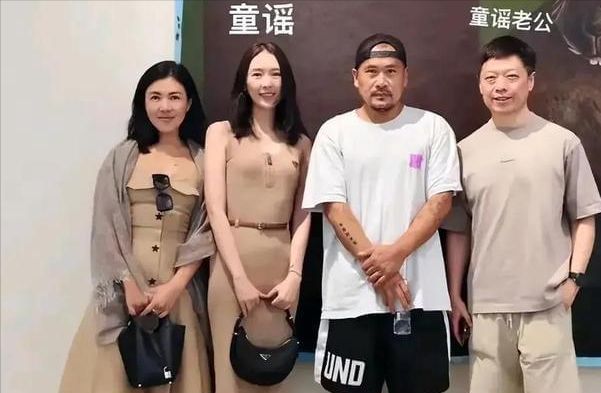 _童瑶和老公聚餐被拍，路边抽烟姿势老练，大17岁王冉黑眼圈重！_童瑶和老公聚餐被拍，路边抽烟姿势老练，大17岁王冉黑眼圈重！