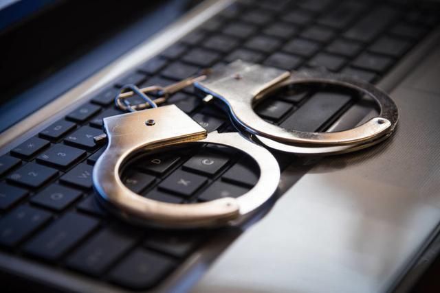 女学员称“在健身房洗澡被用车内窥镜偷看”并报警，教练承认被拘留否认偷拍_女学员称“在健身房洗澡被用车内窥镜偷看”并报警，教练承认被拘留否认偷拍_