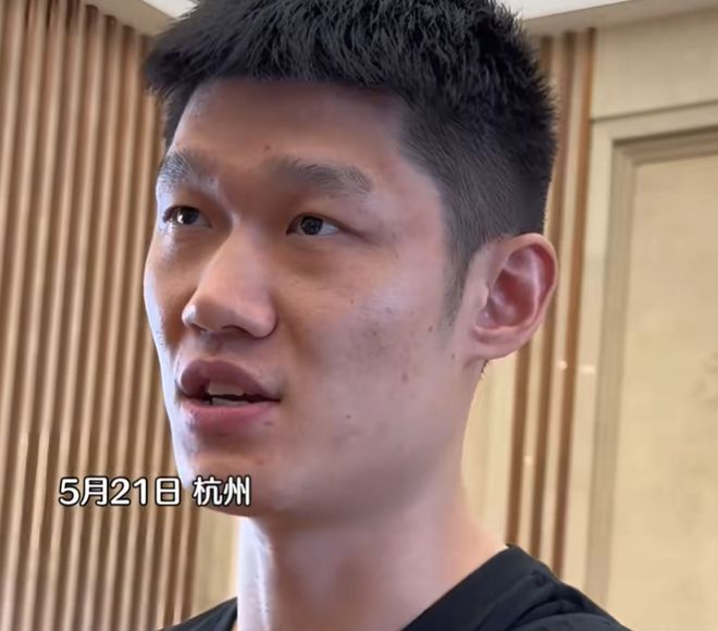 广厦回杭州酒店！赵嘉仁捧冠军鼎，双核表态争取多冠，王博赞队员__广厦回杭州酒店！赵嘉仁捧冠军鼎，双核表态争取多冠，王博赞队员