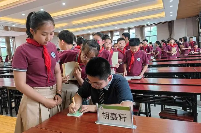 郑州高新区外国语小学优秀毕业生返校传经送宝__郑州高新区外国语小学优秀毕业生返校传经送宝