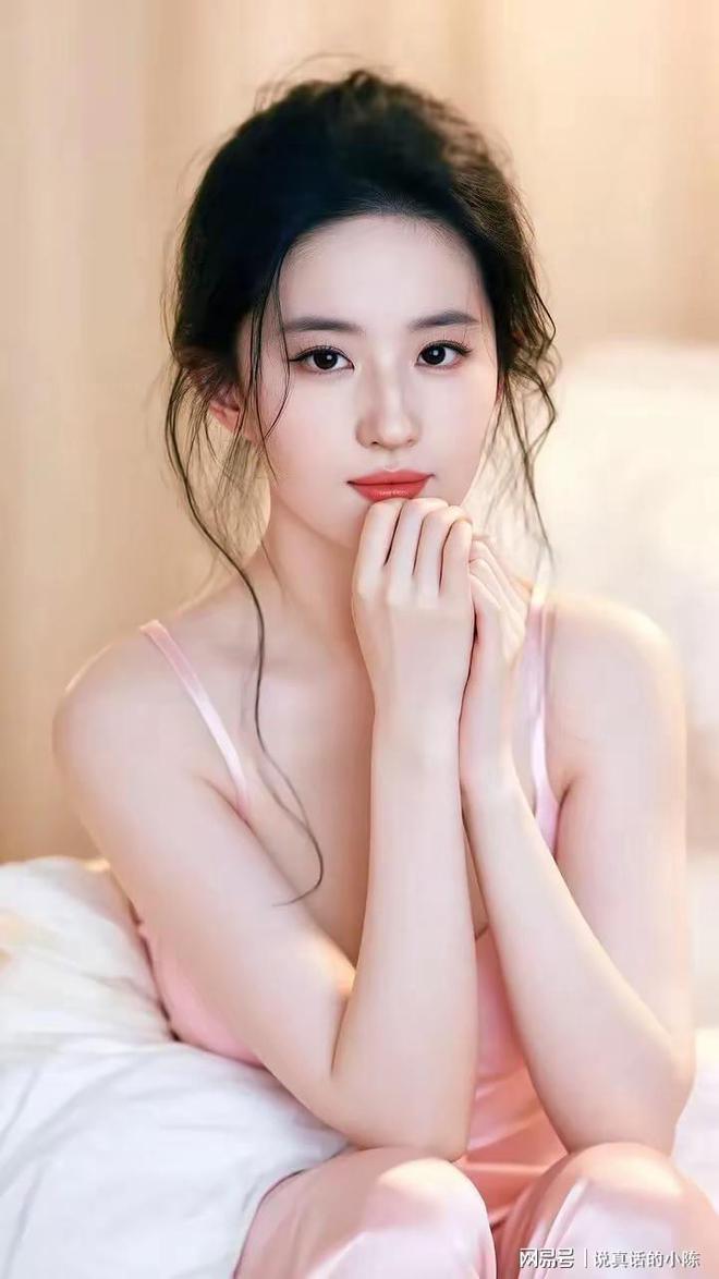 刘亦菲粉色衣服_刘亦菲粉色西装_