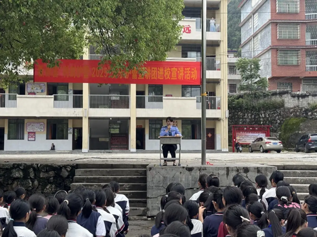 新邵县龙溪铺镇中心小学开展“守护花蕾，护航成长”宣讲活动