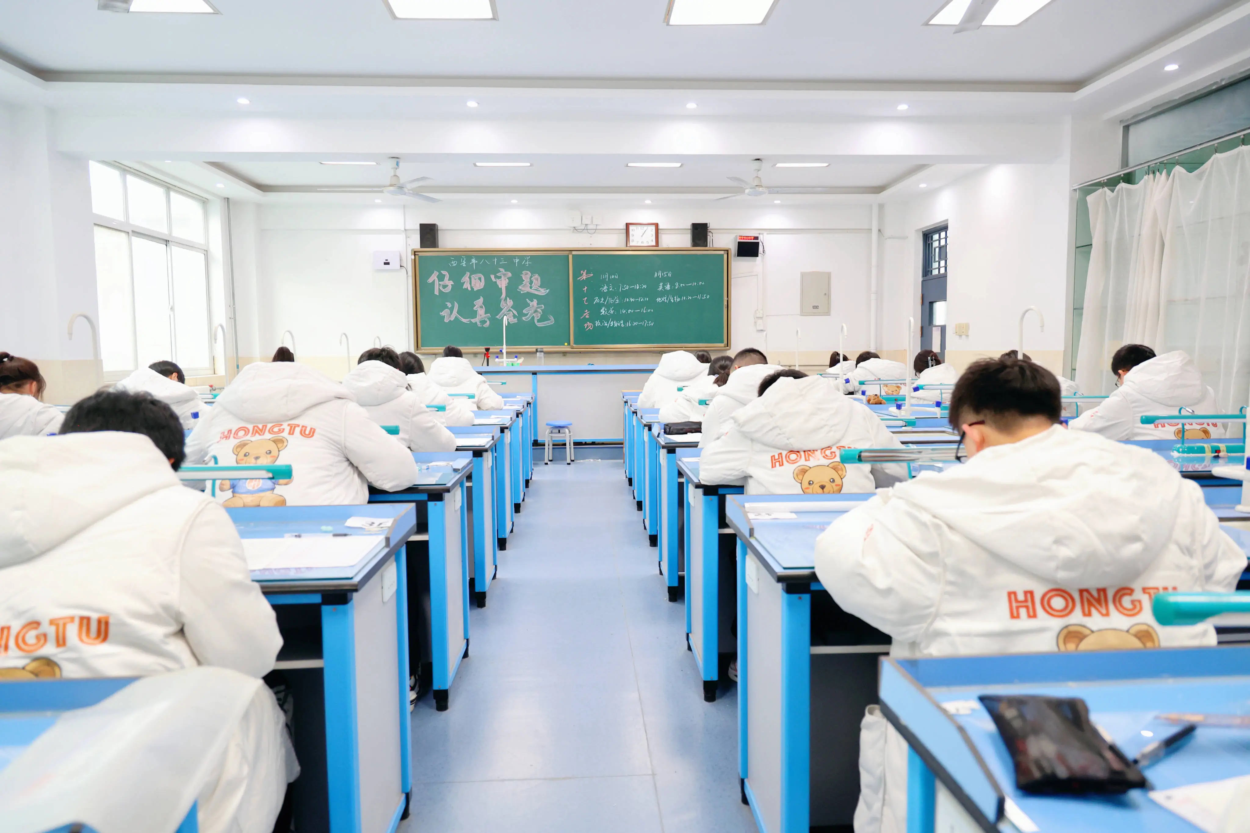 西安职业技术学院助学金_西安职业学校电话_