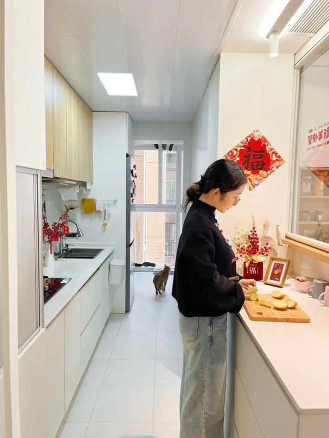 窄厨房装修_厨房拥挤照片_