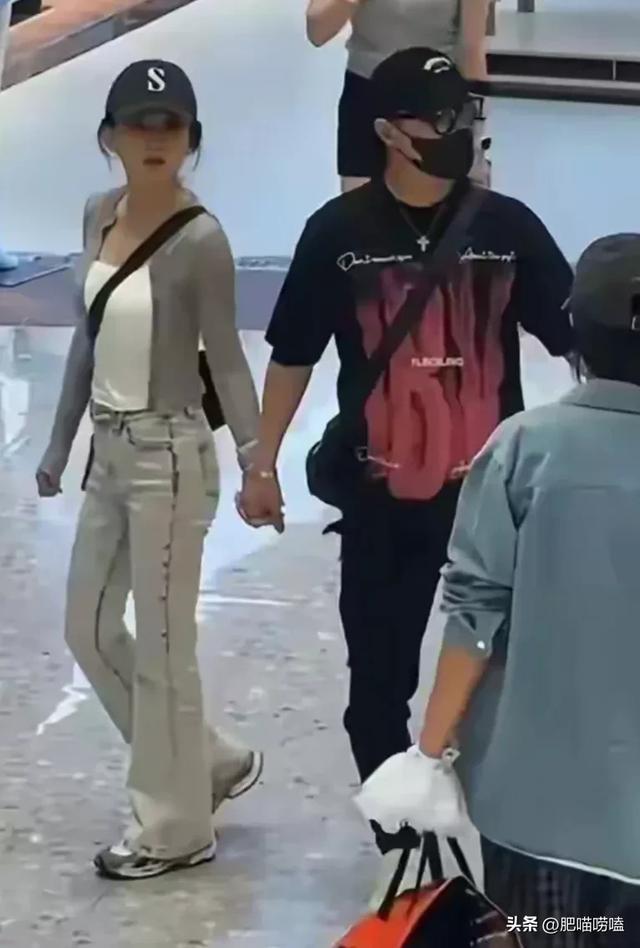 _汪峰携女友日本游玩，森林北穿扮清爽元气，路人镜头下身材五五分_汪峰携女友日本游玩，森林北穿扮清爽元气，路人镜头下身材五五分