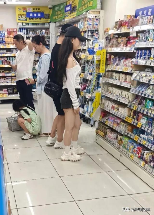 _汪峰携女友日本游玩，森林北穿扮清爽元气，路人镜头下身材五五分_汪峰携女友日本游玩，森林北穿扮清爽元气，路人镜头下身材五五分
