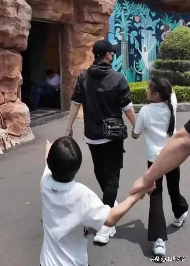 汪峰携女友日本游玩，森林北穿扮清爽元气，路人镜头下身材五五分_汪峰携女友日本游玩，森林北穿扮清爽元气，路人镜头下身材五五分_