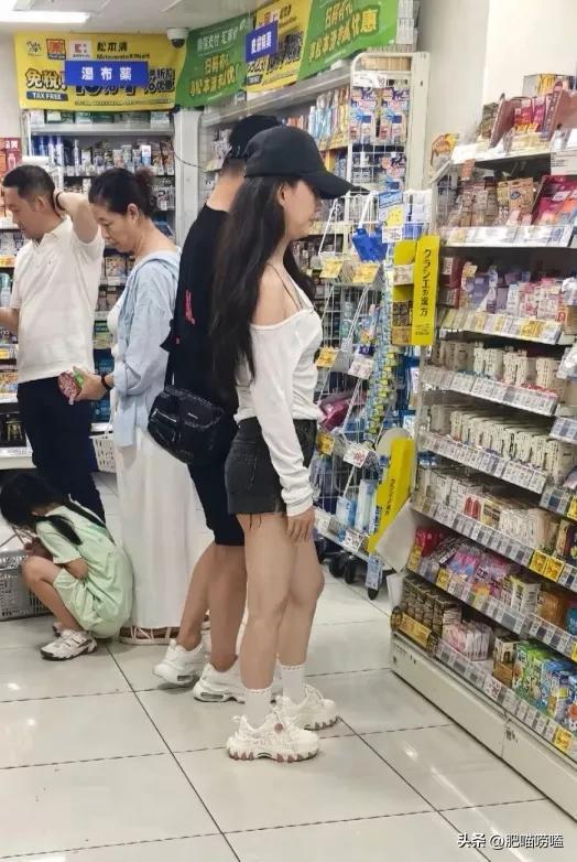 汪峰携女友日本游玩，森林北穿扮清爽元气，路人镜头下身材五五分_汪峰携女友日本游玩，森林北穿扮清爽元气，路人镜头下身材五五分_