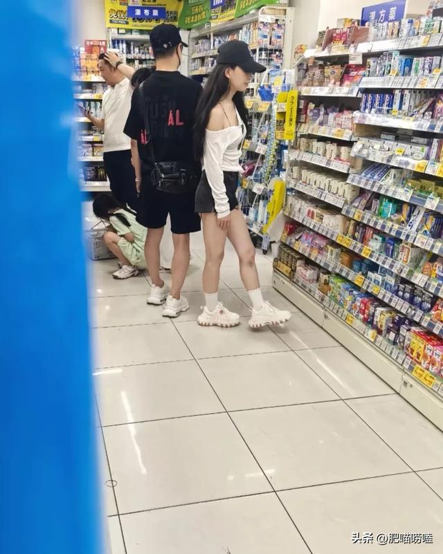_汪峰携女友日本游玩，森林北穿扮清爽元气，路人镜头下身材五五分_汪峰携女友日本游玩，森林北穿扮清爽元气，路人镜头下身材五五分