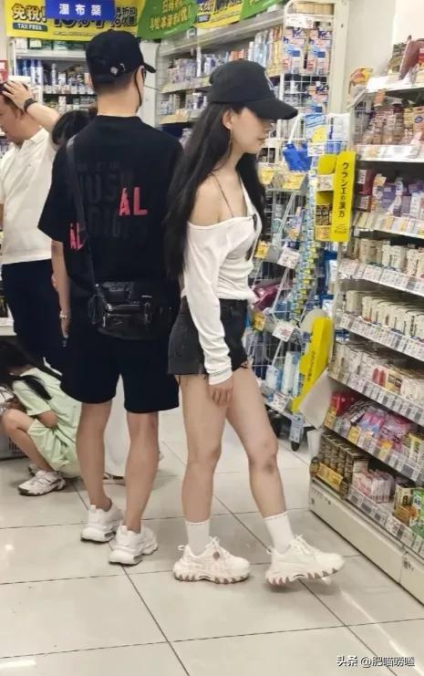_汪峰携女友日本游玩，森林北穿扮清爽元气，路人镜头下身材五五分_汪峰携女友日本游玩，森林北穿扮清爽元气，路人镜头下身材五五分