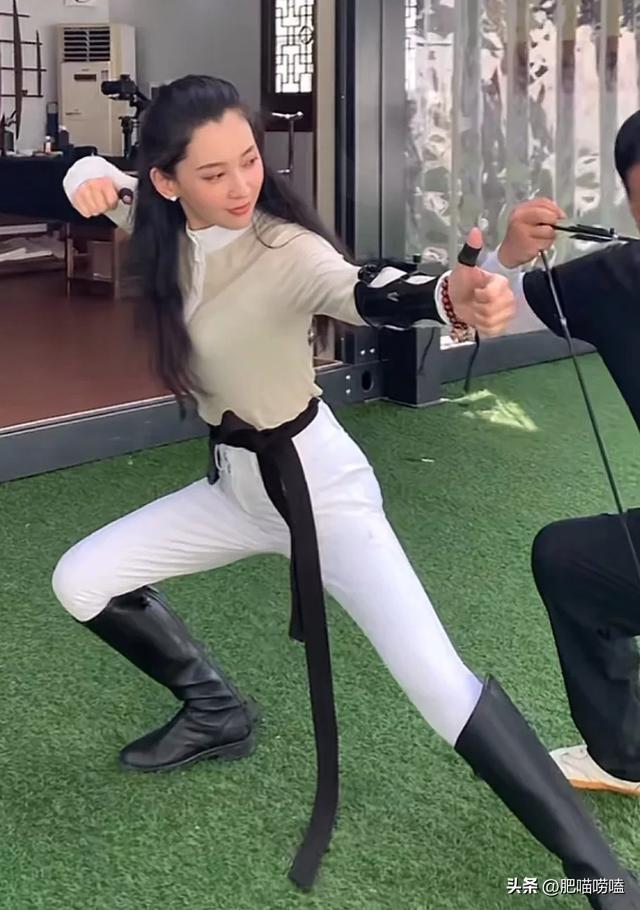 _汪峰携女友日本游玩，森林北穿扮清爽元气，路人镜头下身材五五分_汪峰携女友日本游玩，森林北穿扮清爽元气，路人镜头下身材五五分