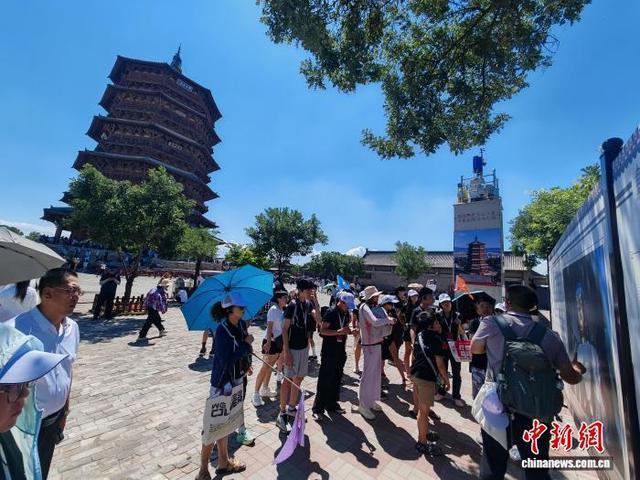 海外华裔青少年探访山西应县木塔 体验斗拱之巧_海外华裔青少年探访山西应县木塔 体验斗拱之巧_
