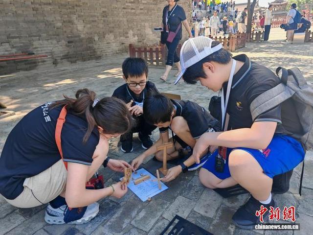 海外华裔青少年探访山西应县木塔 体验斗拱之巧__海外华裔青少年探访山西应县木塔 体验斗拱之巧