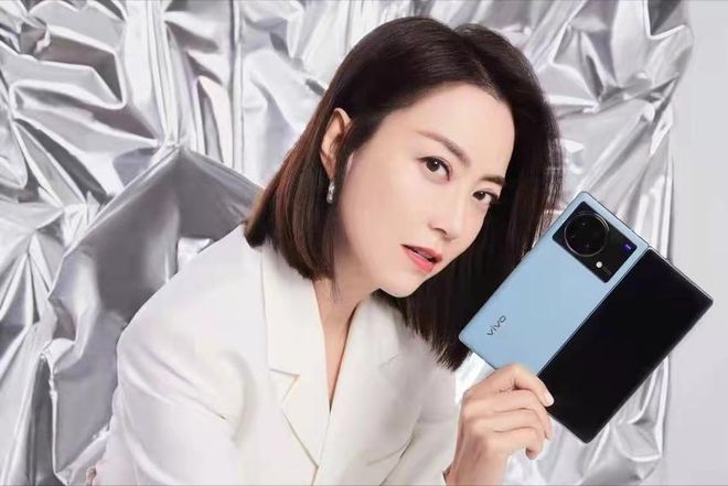 53岁霍汶希带女儿拍大片，14岁Hanni五官深邃像混血儿，生父成谜
