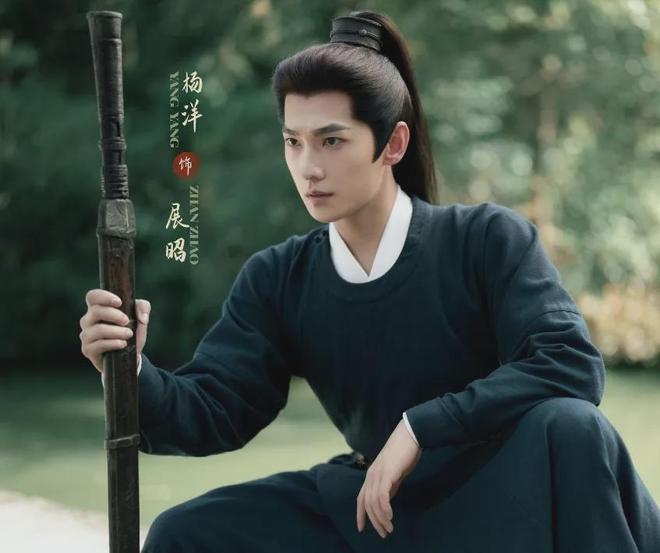 杨洋搭配_杨洋穿鞋_