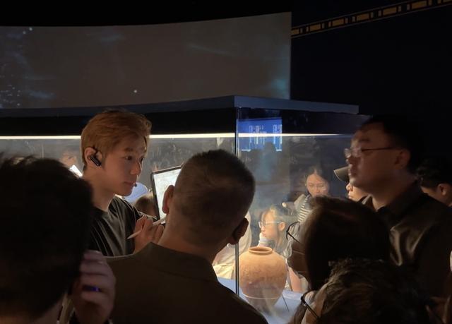_在场｜1天讲12小时，带大家“无痛观展”？文博热也带火了这个群体_在场｜1天讲12小时，带大家“无痛观展”？文博热也带火了这个群体