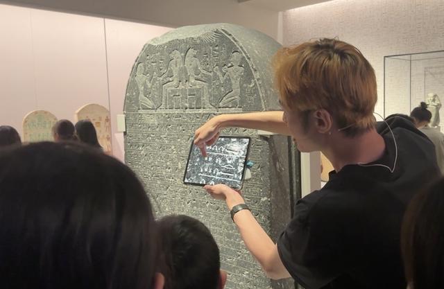 在场｜1天讲12小时，带大家“无痛观展”？文博热也带火了这个群体_在场｜1天讲12小时，带大家“无痛观展”？文博热也带火了这个群体_