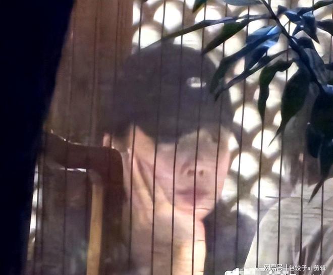 45岁殷桃带妈妈吃火锅，素人男友罕露面，矮又胖小心翼翼搀扶老人__45岁殷桃带妈妈吃火锅，素人男友罕露面，矮又胖小心翼翼搀扶老人
