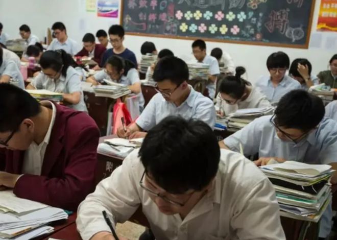 那年我被同班女生当众羞辱,后来我南下闯荡发了财,她在酒店干保洁__那年我被同班女生当众羞辱,后来我南下闯荡发了财,她在酒店干保洁