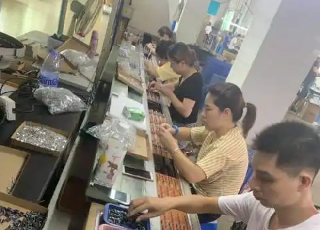 _那年我被同班女生当众羞辱,后来我南下闯荡发了财,她在酒店干保洁_那年我被同班女生当众羞辱,后来我南下闯荡发了财,她在酒店干保洁