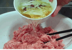 调饺子馅，牢记“盐水油”顺序和比例的做法 步骤5