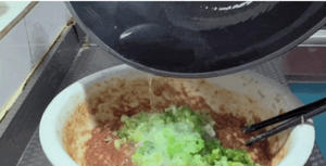 调饺子馅，牢记“盐水油”顺序和比例的做法 步骤7
