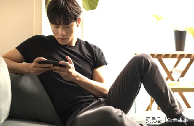 我去相亲说月薪1万，却被女人直接贬低，5天后她面试推开门时懵了