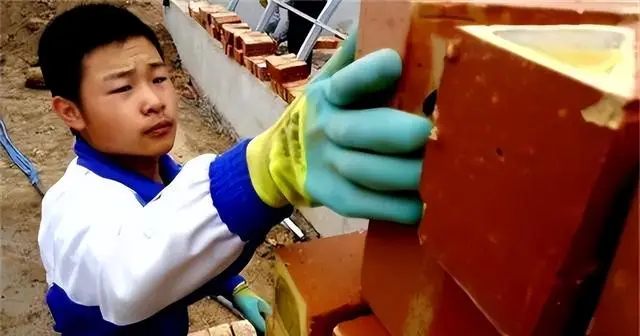 在工地干活收到清华通知书__男孩收清华通知书前在工地打工