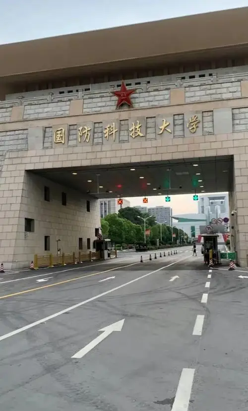 男孩收清华通知书前在工地打工__在工地干活收到清华通知书
