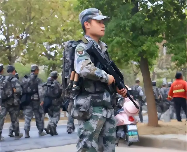 _男孩收清华通知书前在工地打工_在工地干活收到清华通知书