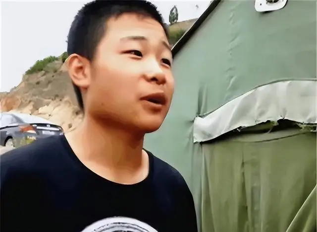 在工地干活收到清华通知书_男孩收清华通知书前在工地打工_
