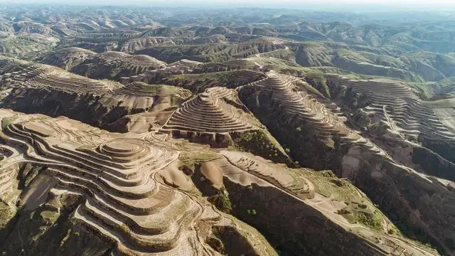 在工地干活收到清华通知书_男孩收清华通知书前在工地打工_